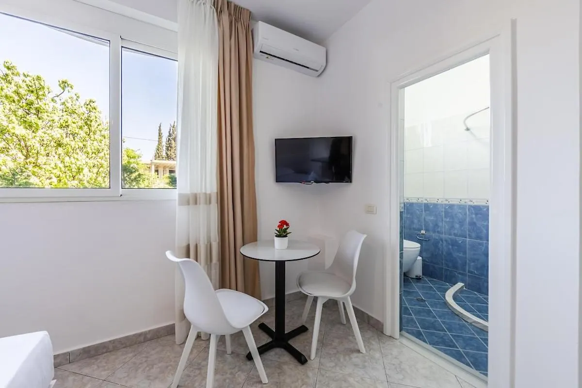 Peaceful Studio With Views Golem Appartamento